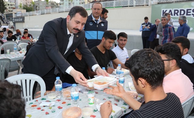 Baydilli kardeşlik sofrasında vatandaşlarla iftar açtı