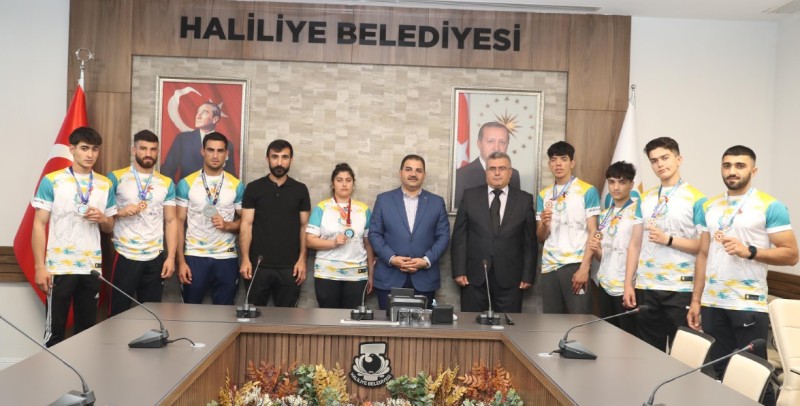 Canpolat, Türkiye şampiyonu olan sporcuları ödüllendirdi 