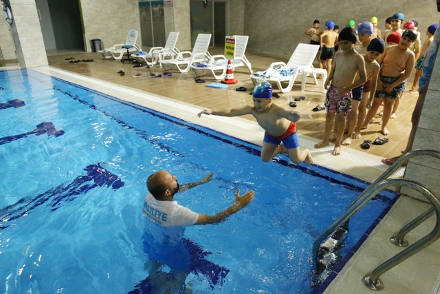 Çocuklar, Haliliye Belediyesi İle Yüzme Öğreniyor