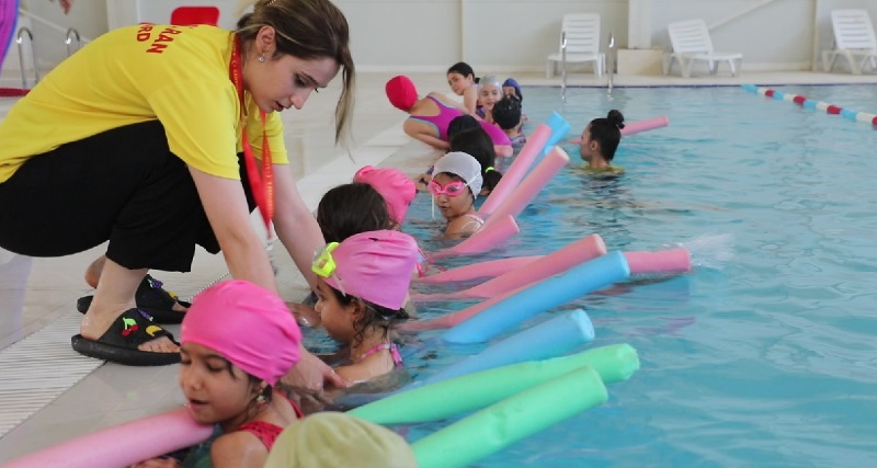Çocuklar Viranşehir Belediyesi İle Yüzme Öğreniyor 