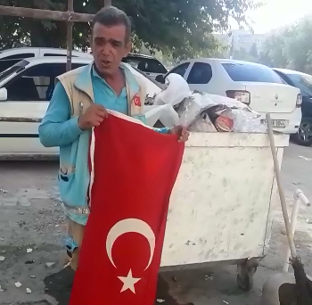 Çöpte bulduğu Türk bayrağını öpüp, evine asacağını söyledi-VİDEOLU-