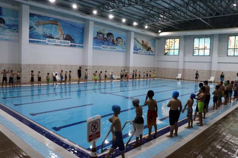 Haliliye Belediyesi İle Çocuklar Yüzme Öğreniyor 