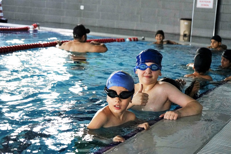 Karaköprü'de Çocuklar Hem Yüzmeyi Öğreniyor Hem Serinliyor