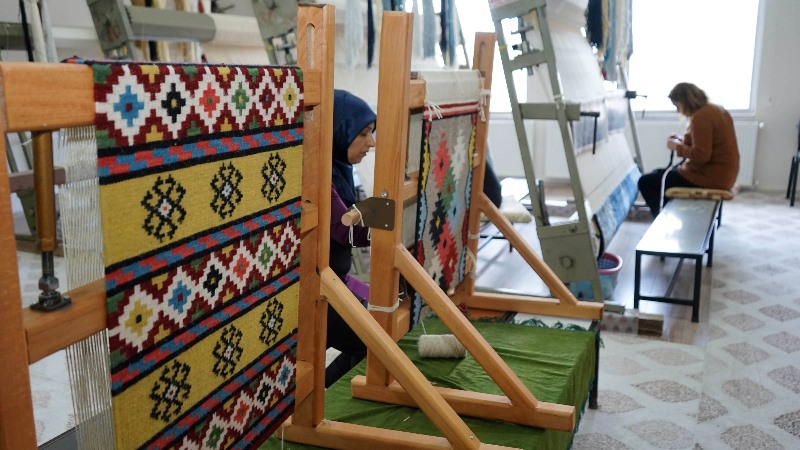Karaköprü’de kadınlar el emeği halılar üretiyor-VİDEOLU-
