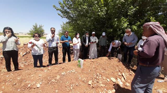 Kazada hayatlarını kaybeden mevsimlik işçilerin mezarına ziyaret
