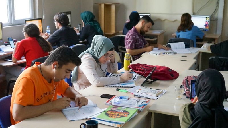 Öğrencilerin Alternatif Ders Çalışma Ortamı Karaköprü Kütüphanesi