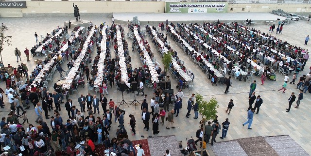 Tencereni ve seccadeni al gel iftar programında binlerce vatandaş aynı sofrada buluştu