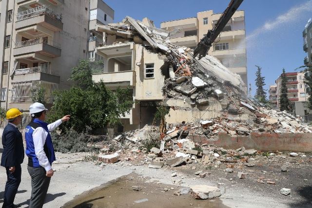Urfa'da depremin izleri siliniyor