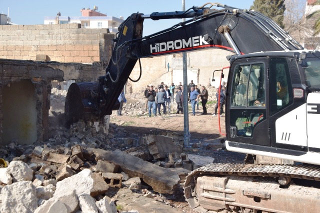 Viranşehir’de depremde hasar gören evler yıklıyor