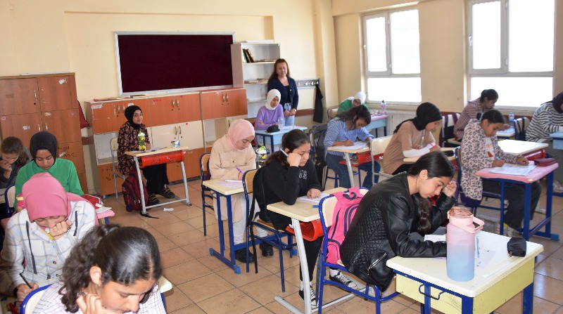 Viranşehir’de LGS’ye hazırlanan öğrencilere ücretsiz deneme sınavı