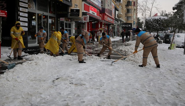 Haliliye Belediyesi, karla mücadelede ekipleriyle sahada