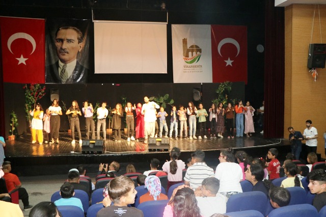 Viranşehir’de özel öğrencilere tiyatro gösterisi