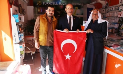 Akçakale’de esnafa Türk Bayrağı dağıtıldı
