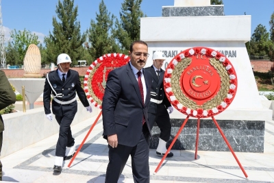 Aksoy Şehitler Anıtına çelenk sunma törenine katıldı
