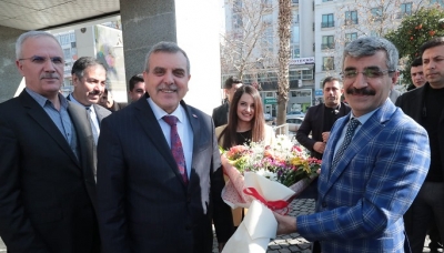 Bakan Yardımcısı Bağlı Büyükşehir Belediyesini ziyaret etti
