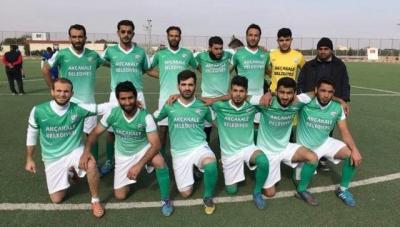 Başkan Ayhan'dan Suriye'li Futbolculara Malzeme Yardımı.  