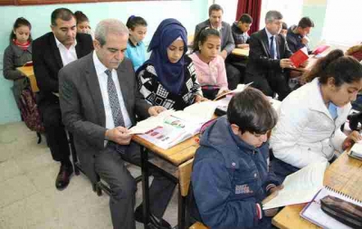 Başkan Demirkol, öğrencilere destek sağlıyor