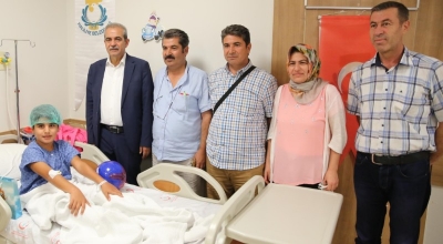 Başkan Demirkol, sünnet çocuklarını ziyaret etti