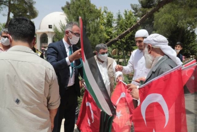 Başkan Kuş, vatandaşlara Türk ve Filistin bayrağı dağıttı. 