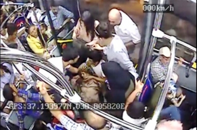 Baygınlık geçiren kadın yolcu halk otobüsüyle hastaneye ulaştırıldı