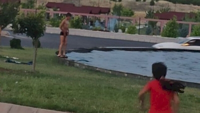 Çocuklar 40 derecelik sıcaktan kurtulmak için havuza girdiler