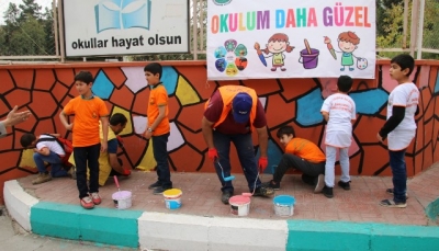 Çocuklar kendi okullarını boyadı 