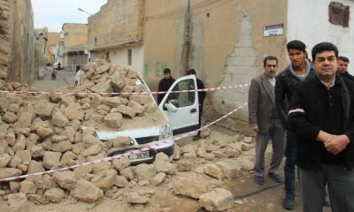 Duvarın yıkıldığını gören sürücü kendini dışarı atarak ölümden döndü
