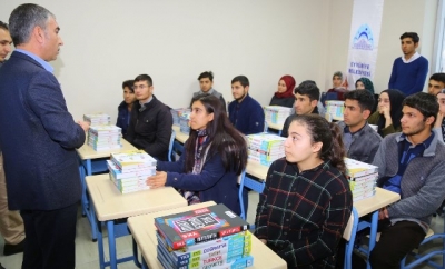Eyyübiye belediyesinden gençlere kitap desteği