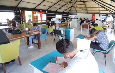 Gençler sınavlara hazırlanıyor