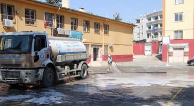 Haliliye’de okullar yıkanarak dezenfekte ediliyor