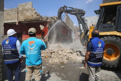 Haliliye’de riskli ve metruk yapıların yıkımı gerçekleştiriliyor