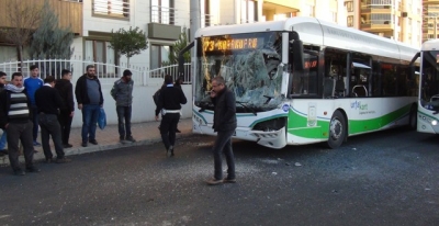 Halk otobüsü kamyona çarptı: 4 yaralı 