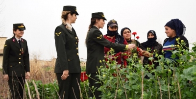 Jandarma'dan tarlada çalışan kadınlara karanfil