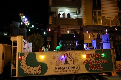 Karaköprü'de bayramda vatandaşa mobil konser -VİDEOLU-