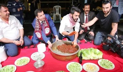 Karaköprü'de çiğköfteli şampiyonluk kutlaması -VİDEOLU-