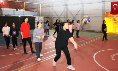 Karaköprü’de gençler zamanını sporla değerlendiriyor
