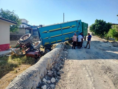 Kontrolden çıkan traktör okul bahçesine devrildi