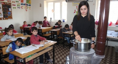 Köy okulunda öğrencilerine puding pişiriyor
