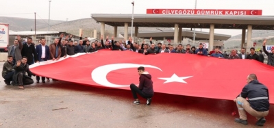 Mehmetçiğe sınırda bayraklı destek 