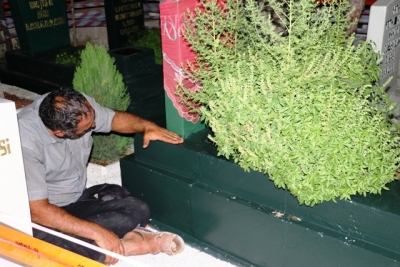 Oğlunun ölümüne dayanamayan baba mezarı başında yatıyor 