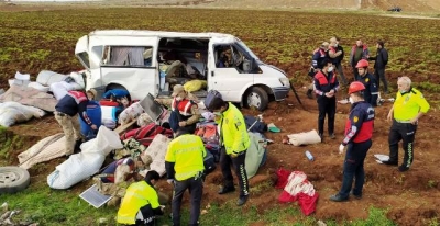 Şanlıurfa Gaziantep yolunda kaza 4 yaralı