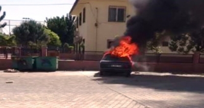 Şanlıurfa’da çocuklar 2 otomobili ateşe verdi