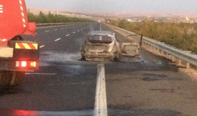 Şanlıurfa'da seyir halindeki araç yandı 