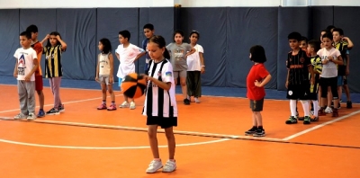 Seyrantepe'de Çocuklar Zamanını Sporla Değerlendiriyor