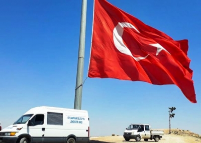 Suriye sınırına dev Türk bayrağı çekildi