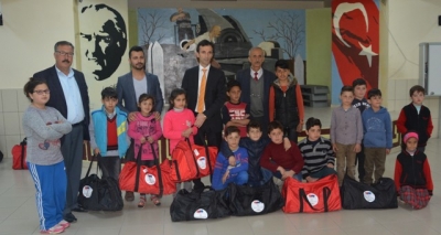 Suriyeli 84 öğrenciye giyim yardımı 