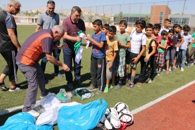 Suriyeli çocuklara spor malzemesi yardımı