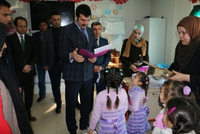 Suriyeli Öğrencilerin Karne ve Hediyeler Kaymakam Yosunkaya’dan
