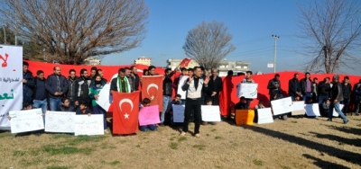 Suriyeliler sınırda YPG’yi protesto etti 
