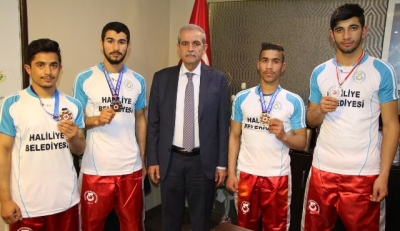 Türkiye şampiyonları, madalyalarını başkan Demirkol’a hediye etti